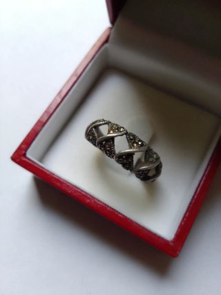 Anillo antiguo de plata y marquesitas