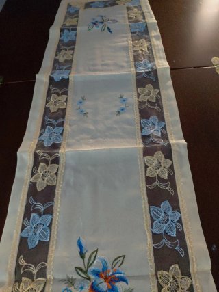 Runner ricamato 130x38 cm