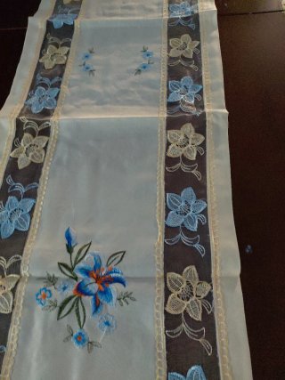 Runner ricamato 130x38 cm