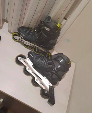 Patines en línea negros y grises