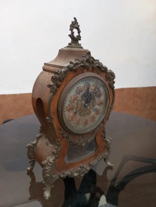 Reloj de mesa antiguo con péndulo
