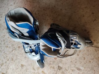 Patines en línea azules y grises