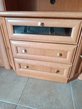 Mueble de salón de madera y cristal