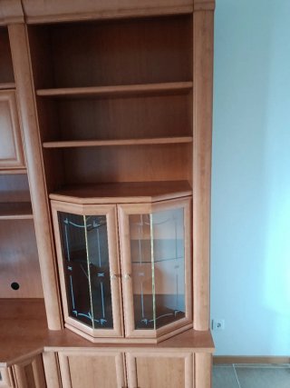 Mueble de salón de madera y cristal