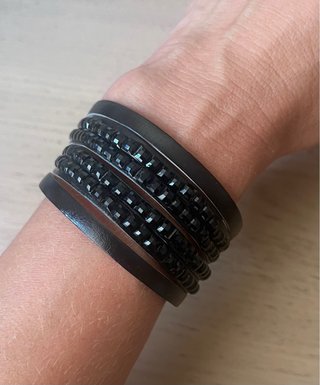 Pulsera multicapa negra con cristales