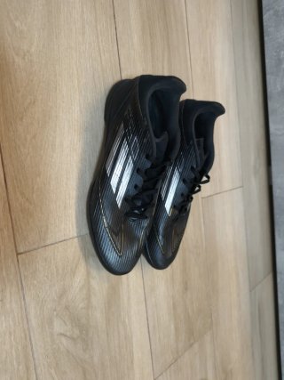 Zapatillas de fútbol Adidas negras y doradas