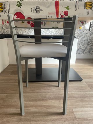 Taburete de cocina gris y blanco