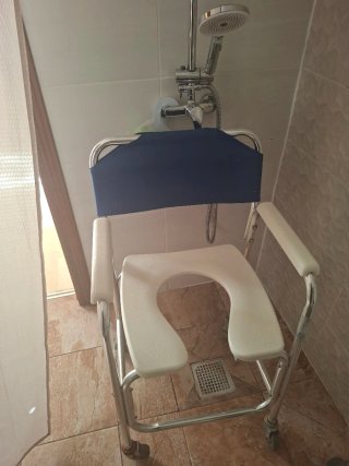 Silla con ruedas para ducha y water