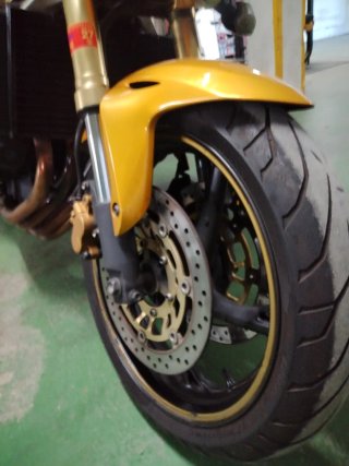 Moto Honda Hornet CB 600 Dorada.