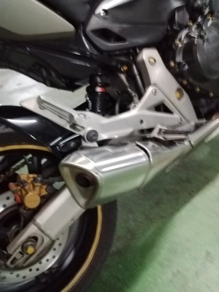 Moto Honda Hornet CB 600 Dorada.