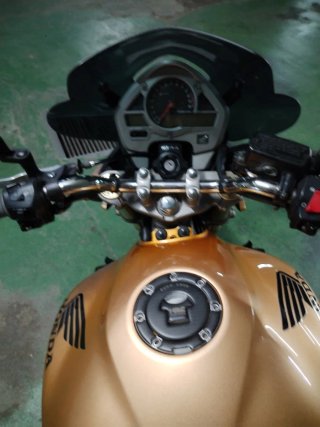 Moto Honda Hornet CB 600 Dorada.