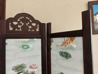 Biombo de madera con peces y flores