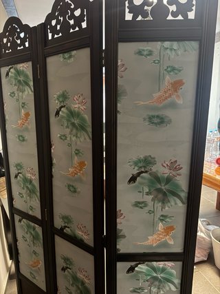 Biombo de madera con peces y flores