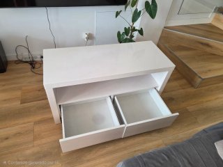 Mobile basso per TV bianco. Laccato bianco.