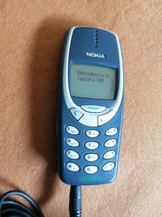 Nokia 3310 Clásico con su cargador