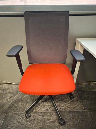 19 Sillas de Oficina negras con asiento en color