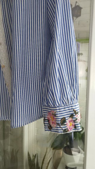 Camisa de rayas azul con bordados
