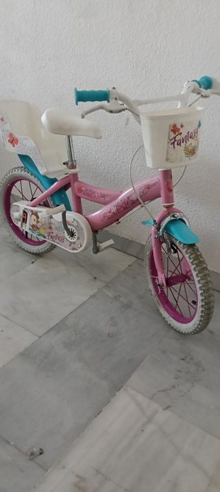 Bicicleta infantil rosa con cesta