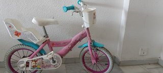 Bicicleta infantil rosa con cesta