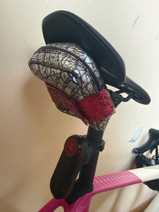 Bolsa herramientas bici plateada y rosa de piel