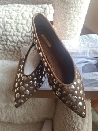 Zapatos Corina de ante con Tachuelas