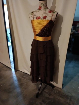 Vestido de fiesta marrón y dorado