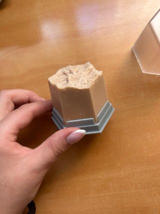 Cera beige para modelar en prótesis dentales.