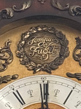 Reloj de pared antiguo de madera