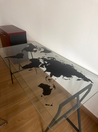 Mesa de cristal con mapa del mundo