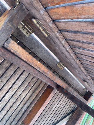 Mesa de exterior y 4 sillas de madera