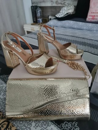 Zapatos de fiesta y bolso de mano dorados