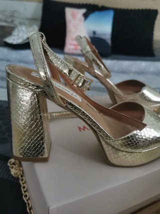 Zapatos de fiesta y bolso de mano dorados