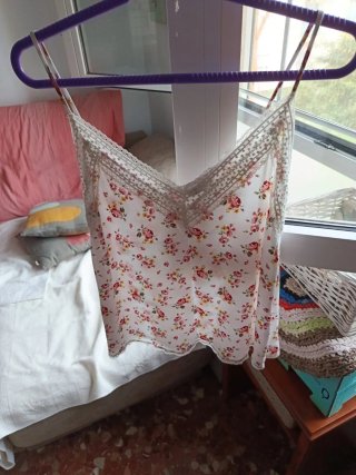 Camiseta floral con encaje