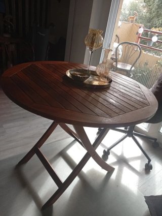 Mesa Redonda de Madera Tropical maciza.