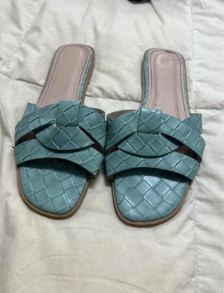 Sandalias planas tejidas color verde azulado
