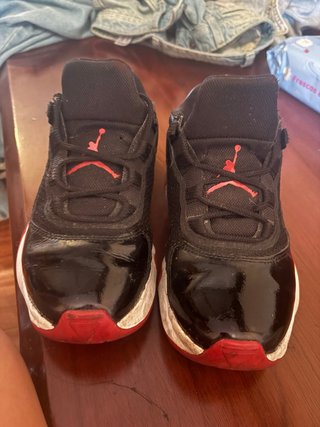 Zapatillas Jordan Negras y Rojas Talla 36