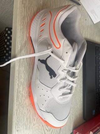 Zapatillas de pádel Puma blancas y naranjas