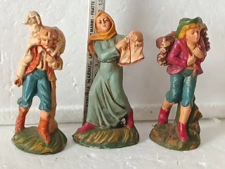Set di 3 pastori per presepe in cartapesta