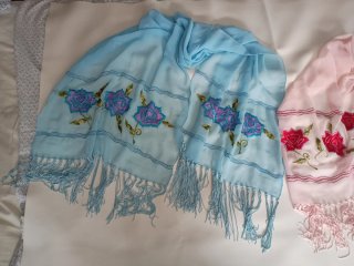 Foulard azul con flores bordadas