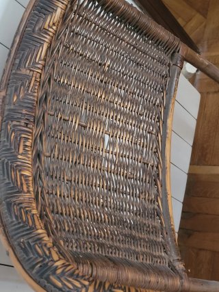 Sillón de mimbre antiguo