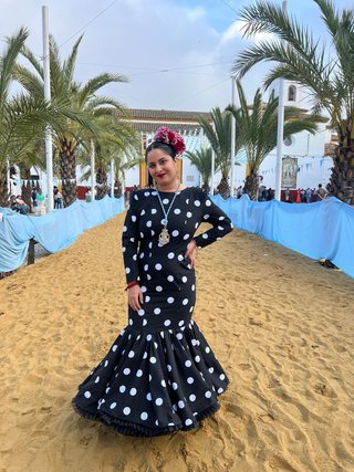 Traje de flamenca negro con lunares blancos