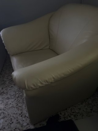 Sillón blanco de piel muy cómodo  Urge vender