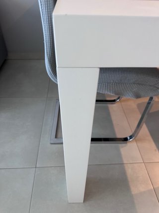 Mesa blanca con 4 sillas