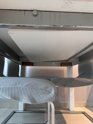Mesa blanca con 4 sillas