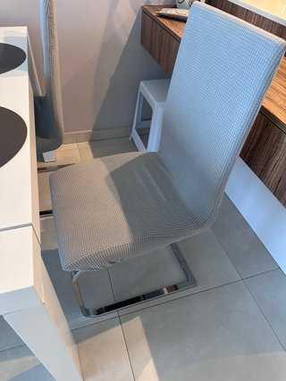 Mesa blanca con 4 sillas