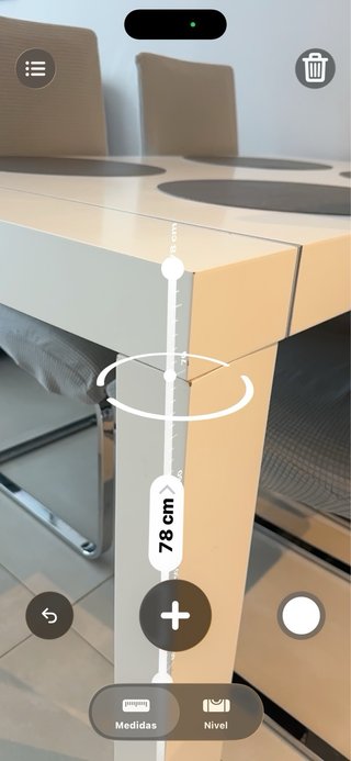 Mesa blanca con 4 sillas
