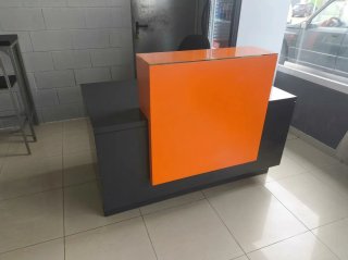 Mostrador Recepción Negro y Naranja