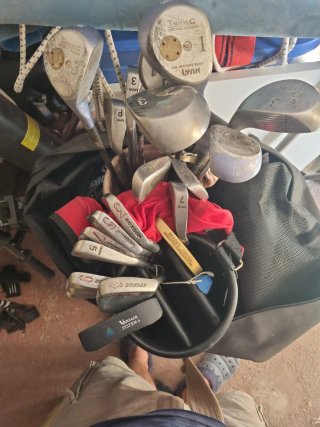 Lote palos de golf hombre y mujer con bolsas