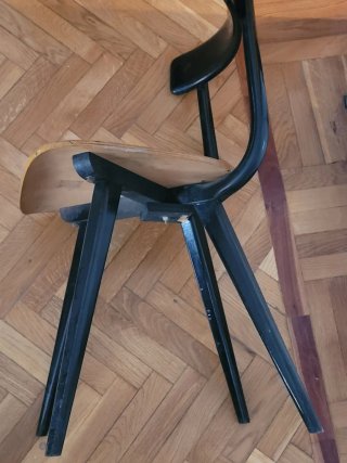 Silla pequeña de madera