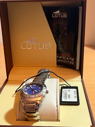 Reloj Lotus Quartz Plateado con Esfera Azul